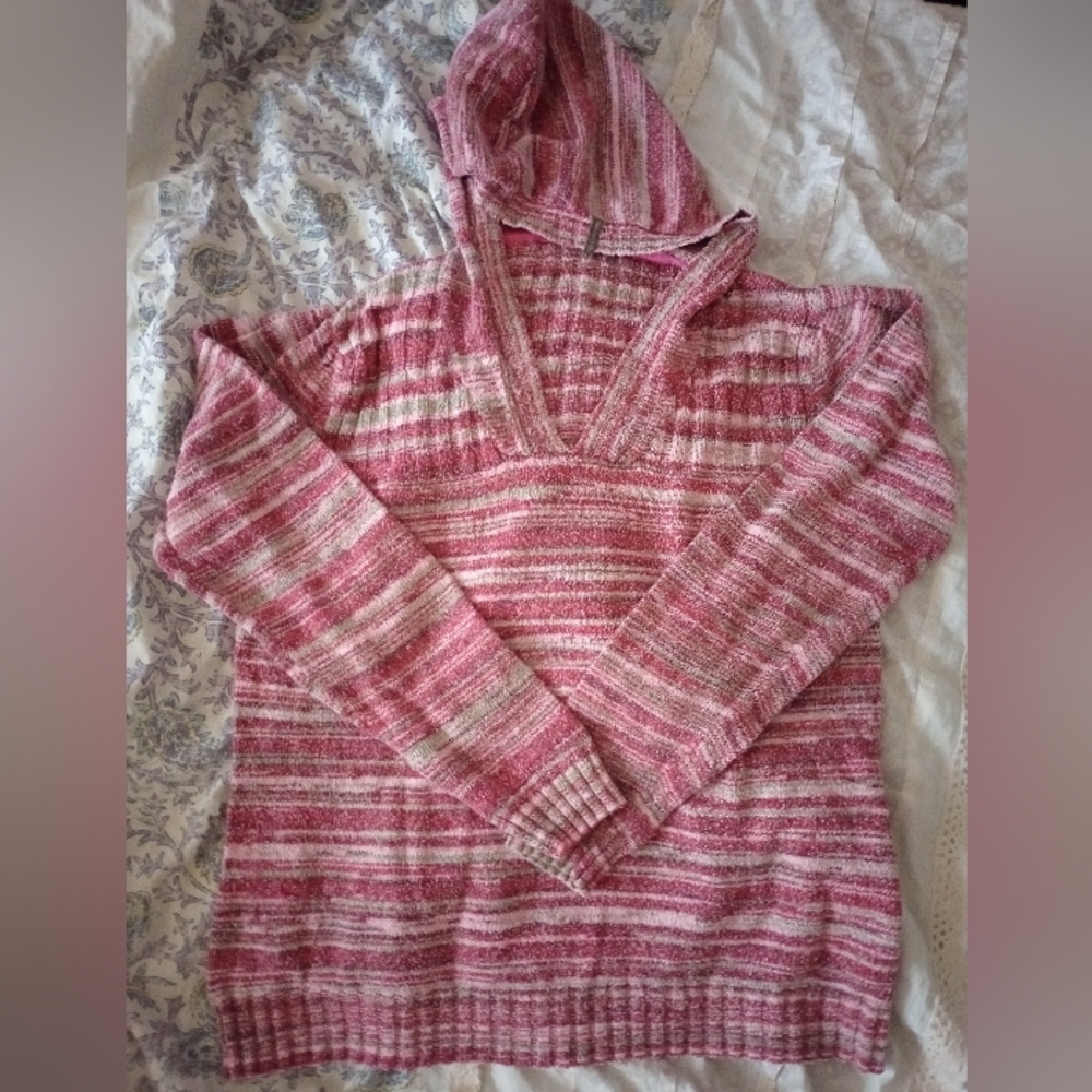 Columbia V-Neck Sweater in Pink and White